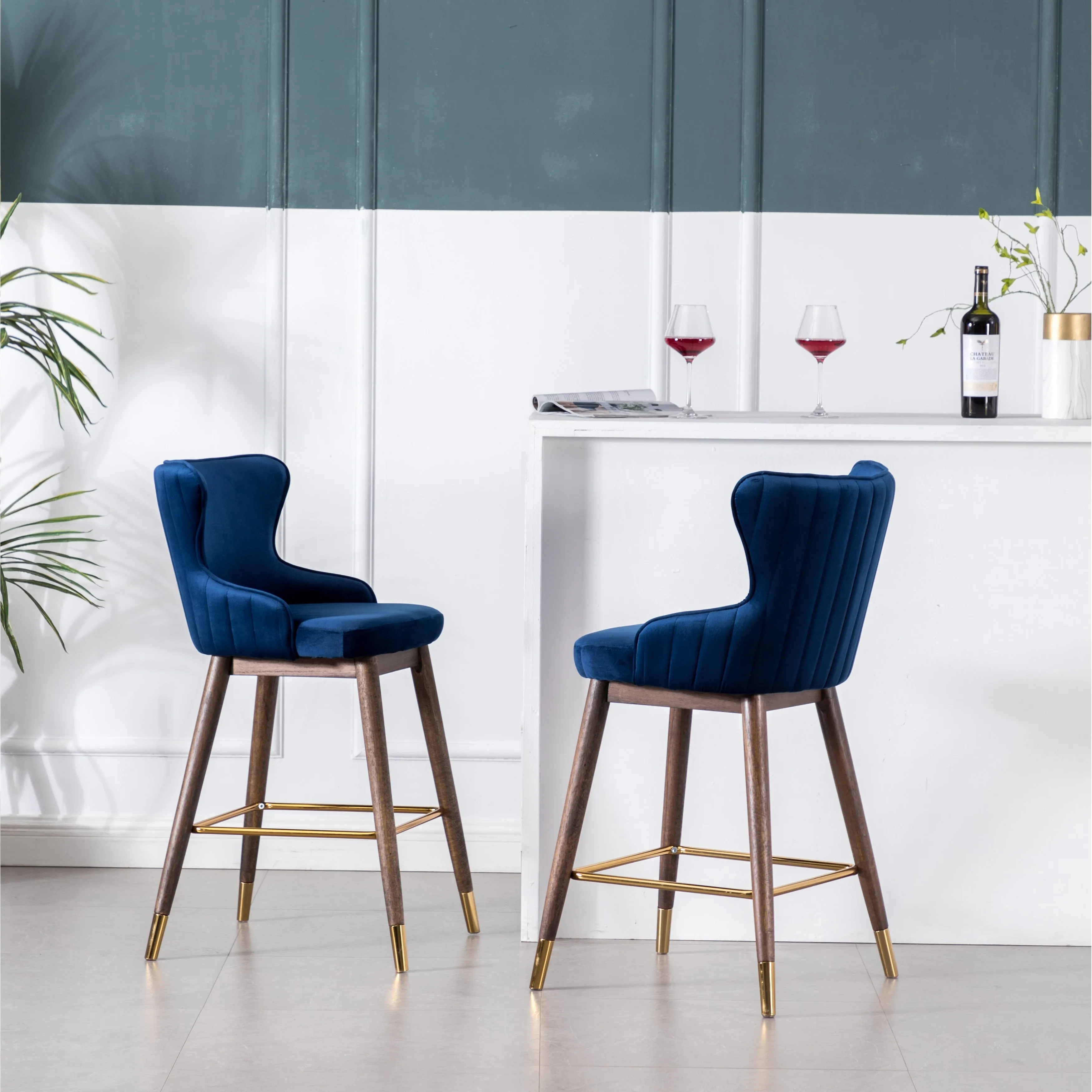 Stylish Velvet Upholstered Armchair with Tufted Back and Wooden Legs. a Perfect Addition to Any Living Room or Bedroom.