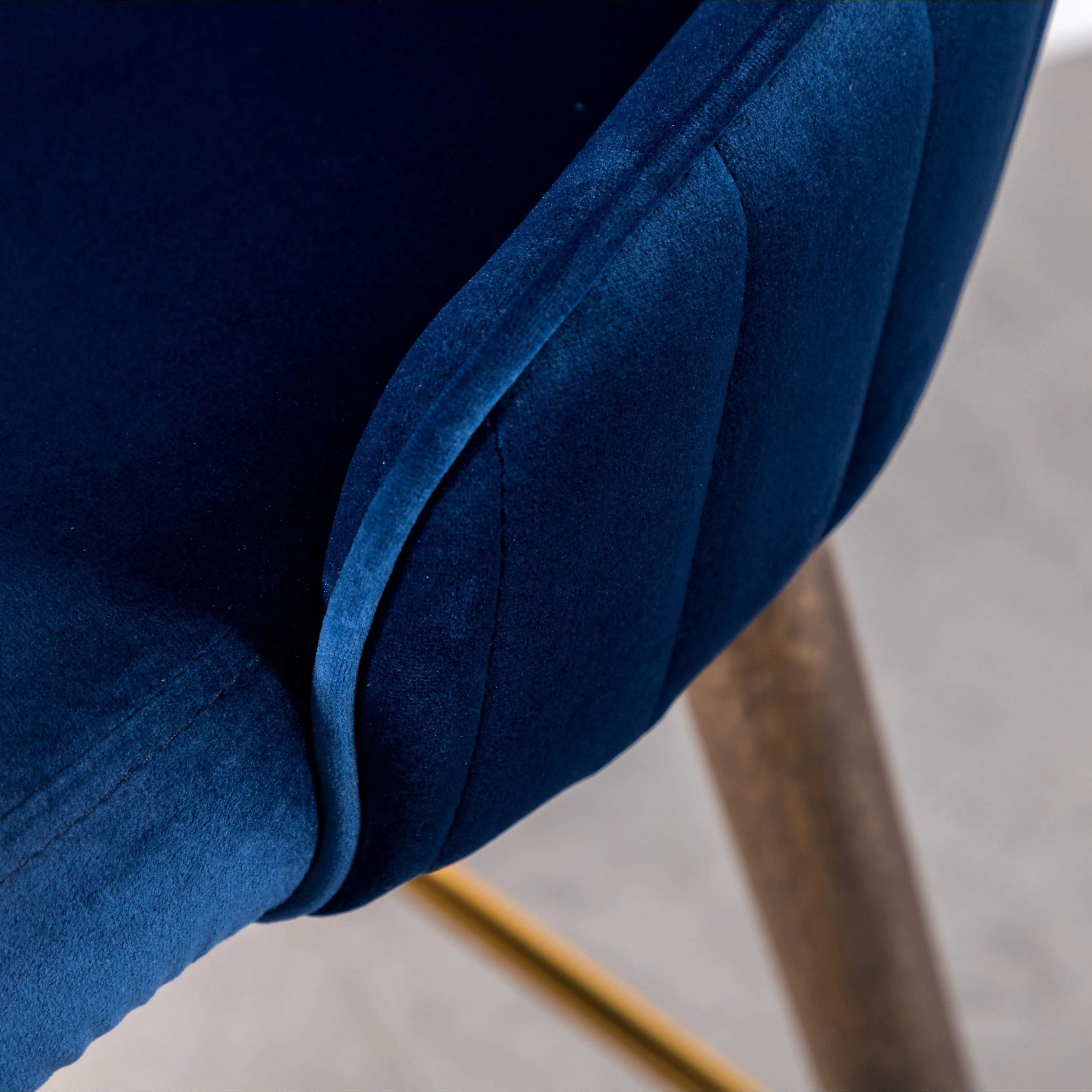 Stylish Velvet Upholstered Armchair with Tufted Back and Wooden Legs. a Perfect Addition to Any Living Room or Bedroom.