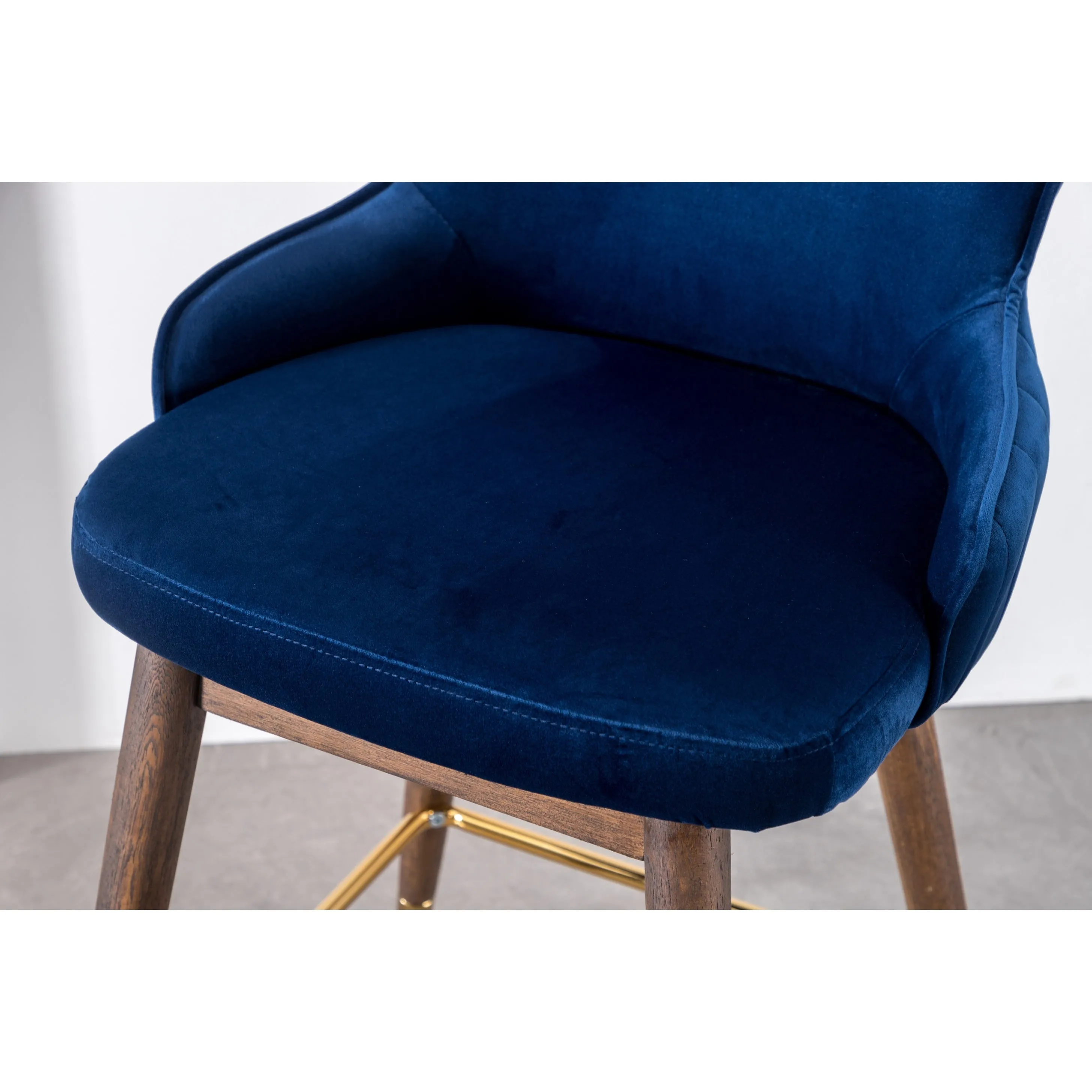 Stylish Velvet Upholstered Armchair with Tufted Back and Wooden Legs. a Perfect Addition to Any Living Room or Bedroom.