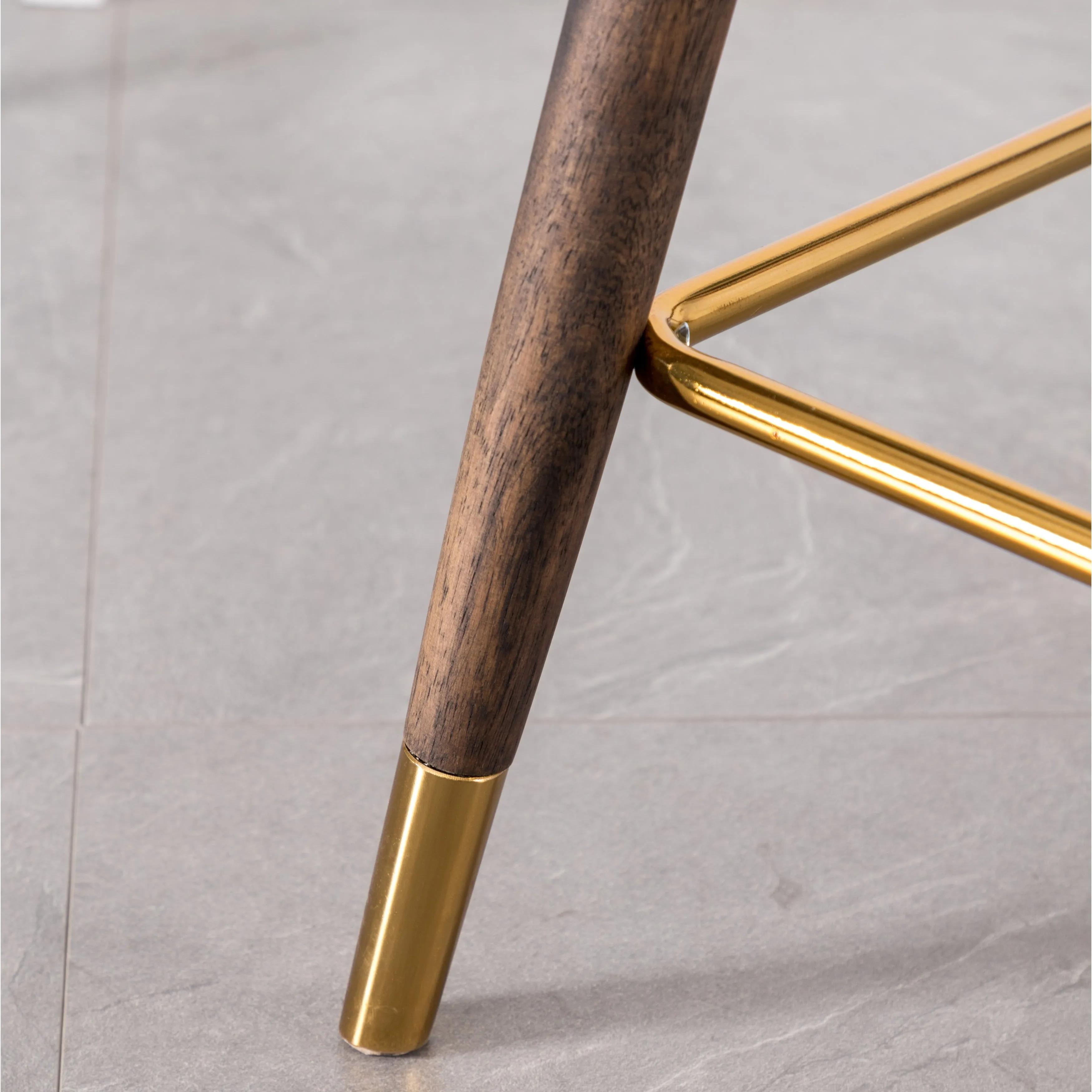Stylish Velvet Upholstered Armchair with Tufted Back and Wooden Legs. a Perfect Addition to Any Living Room or Bedroom.