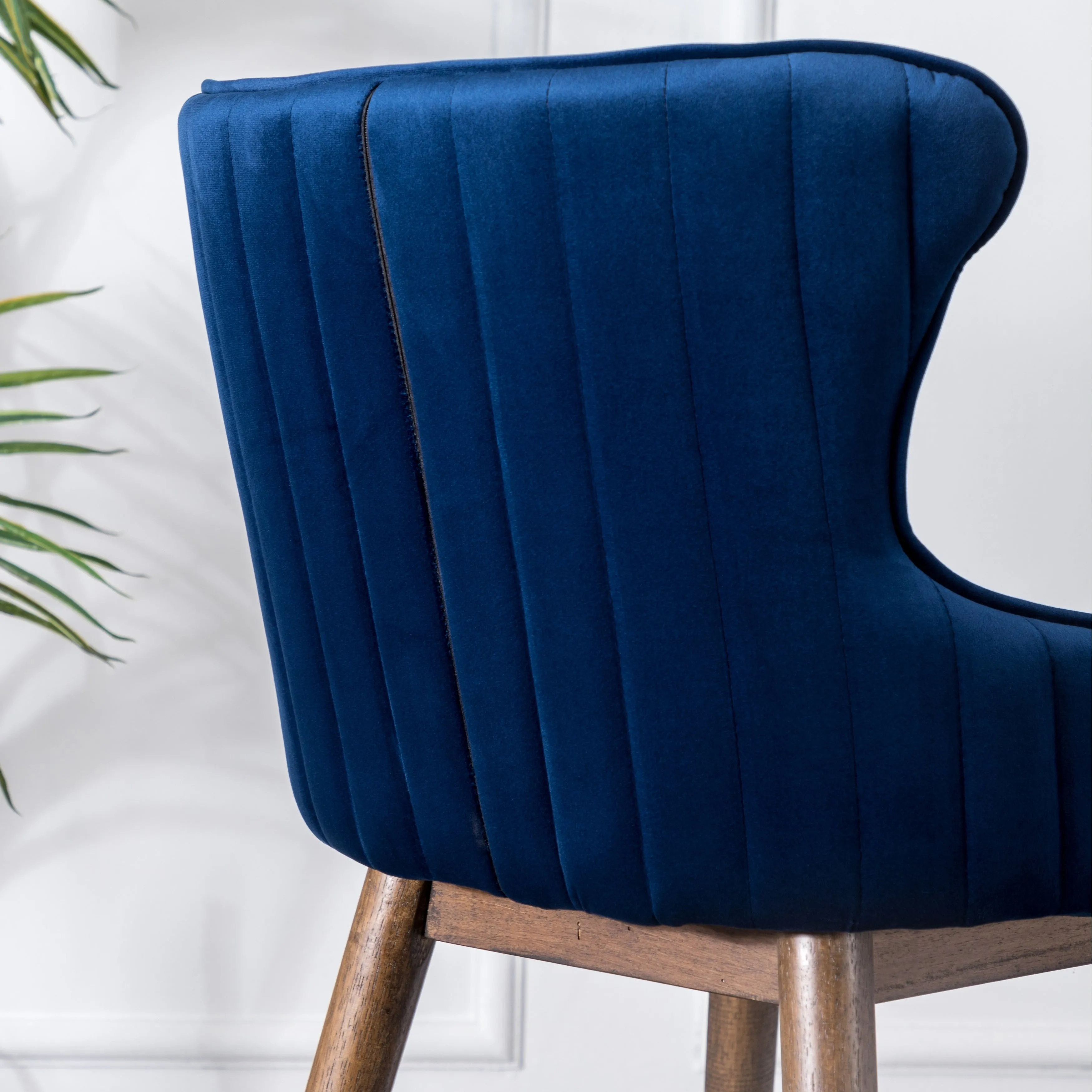Stylish Velvet Upholstered Armchair with Tufted Back and Wooden Legs. a Perfect Addition to Any Living Room or Bedroom.